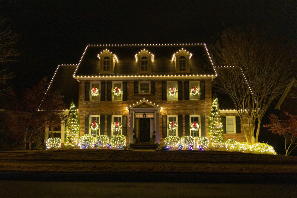 These 5 Huntsville businesses are offering Christmas light installation now