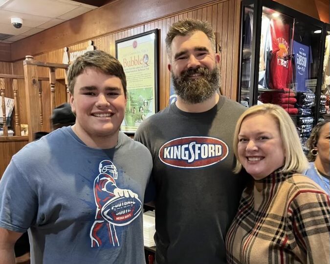 NFL star Jason Kelce makes quick trip to Decatur restaurants