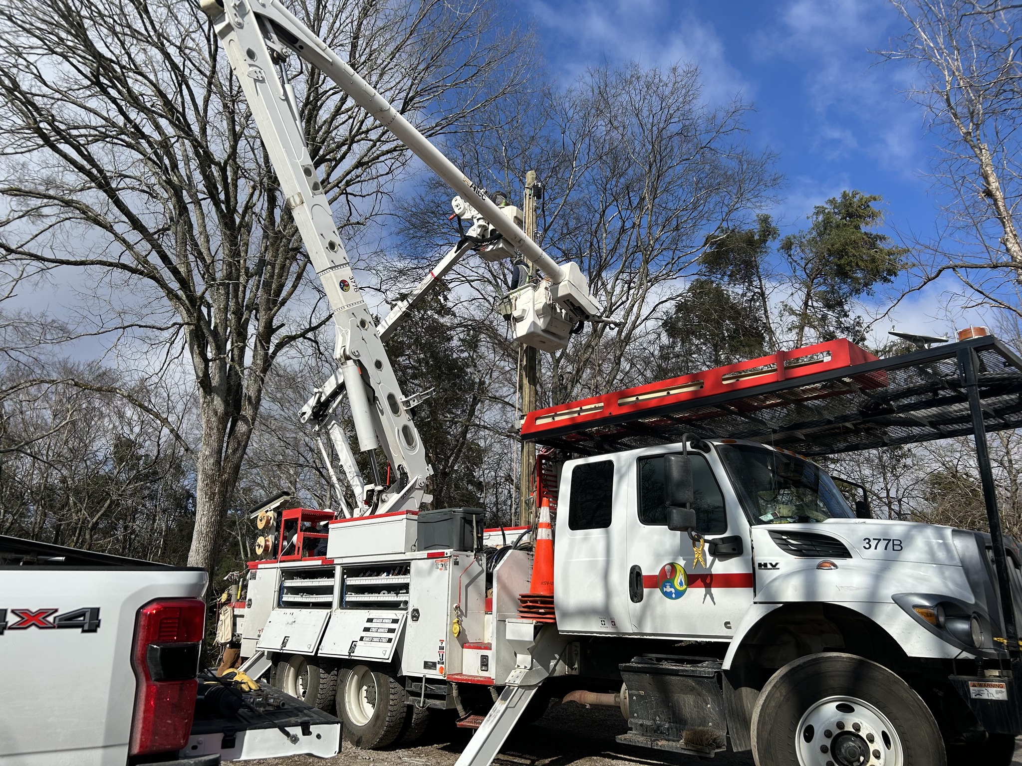 Huntsville Utilities crews brave cold to restore power in Nashville